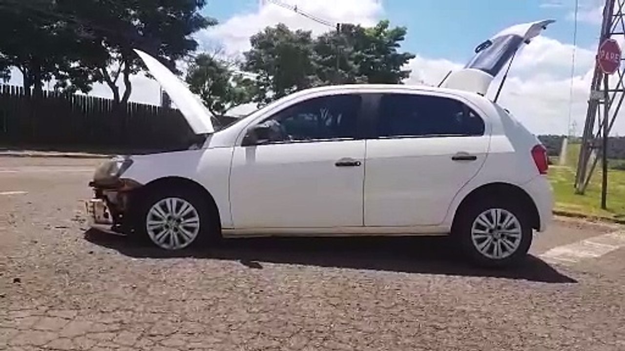 Veículo Gol fica destruído após se envolver em um acidente de trânsito na Avenida das Torres