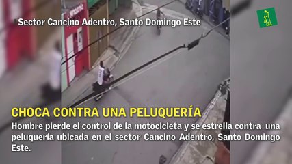 Hombre pierde el control de la motocicleta y se estrella contra una peluquería