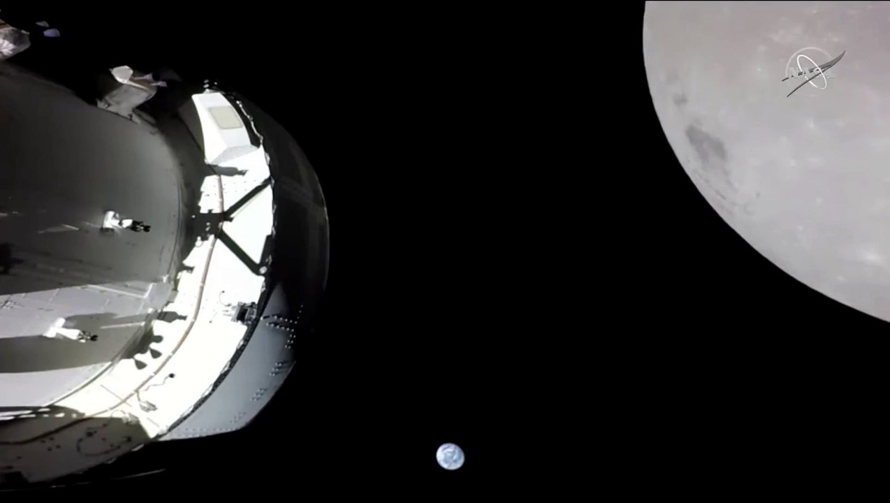 Watch NASA's Artemis 1 Spacecraft, Moon and Ear...