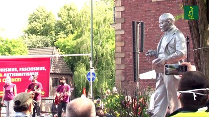 Develan polémica estatua de Lenin en Alemania