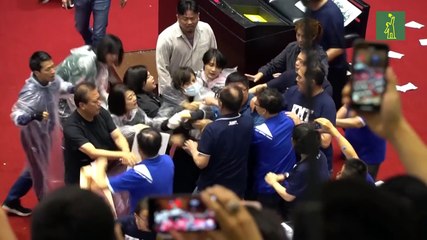 Golpes y hasta globos de agua en el parlamento de Taiwán