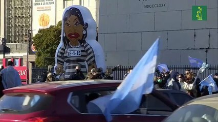 Miles de argentinos omiten distanciamiento y le hacen 'banderazo' al Gobierno