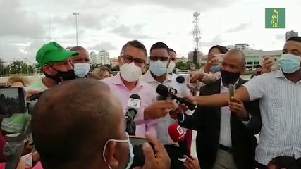 Personas se concentran en la Plaza de la Bandera en repudio a impuestos