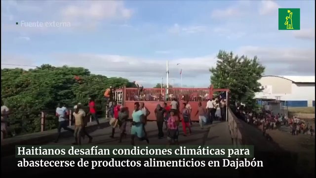 Haitianos desafían condiciones climáticas para abastecerse de productos alimenticios en Dajabón