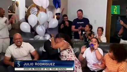 Julio Rodríguez  y su familia al enterarse que ganó el Premio Novato del Año en las Grandes Ligas.