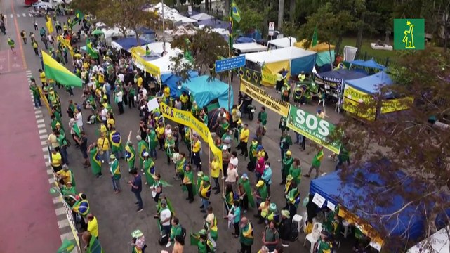 Convencidos de fraude electoral, bolsonaristas acampan ante cuarteles en Brasil