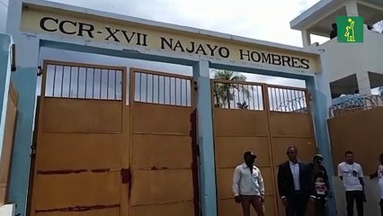 Ambiente en las afueras de Najayo-Hombres a la espera de la salida de Rochy RD