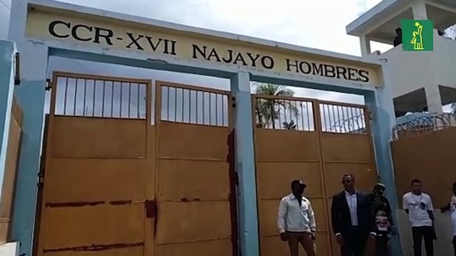 Ambiente en las afueras de Najayo-Hombres a la espera de la salida de Rochy RD
