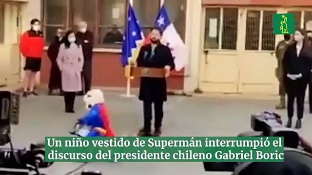 En su discurso del día del referendo para votar por la fracasada nueva Constitución chilena un niño vestido de Supermán interrumpió el discurso del presidente chileno Gabriel Boric
