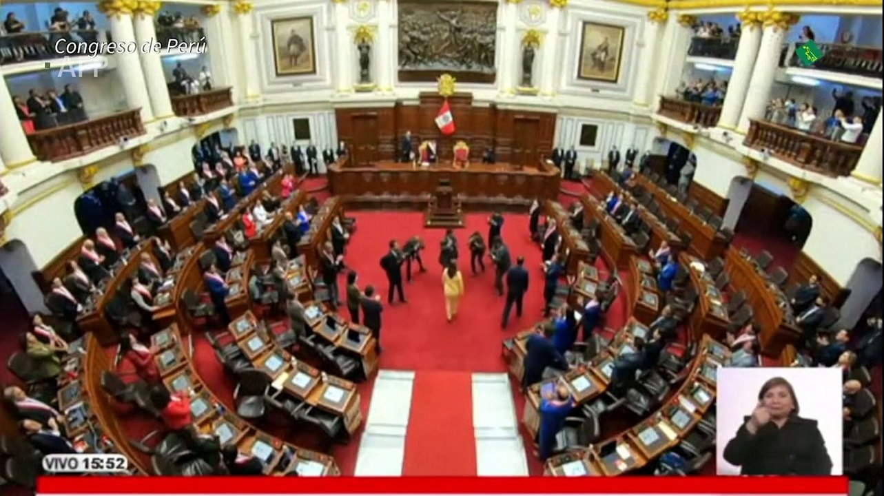 Dina Boluarte se convierte en la primera presidenta de Perú tras salida de Castillo