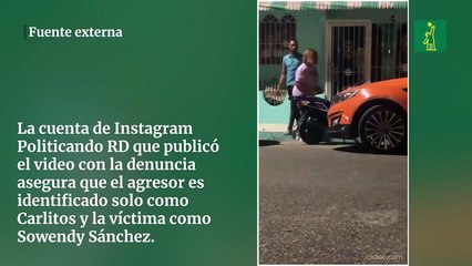 Hombre golpea a trompadas a una mujer en la calle