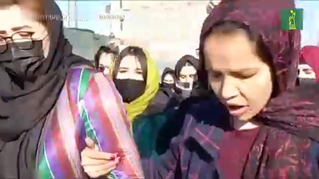 Talibanes prohíben contratar mujeres en oenegés en Afganistán