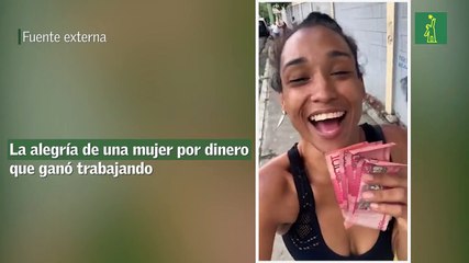 La alegría de una mujer por dinero que ganó trabajando