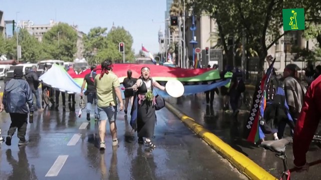 Manifestantes indígenas chocan con policía en manifestación en Chile