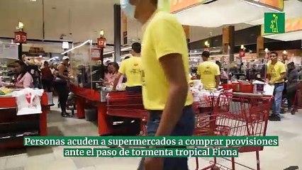 Persona Acuden a supermercados a comprar provisiones ante el paso de tormenta tropical Fiona