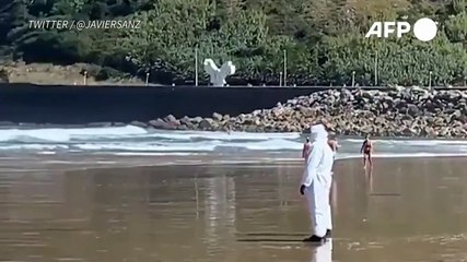 Detenida por irse a surfear pese a tener coronavirus