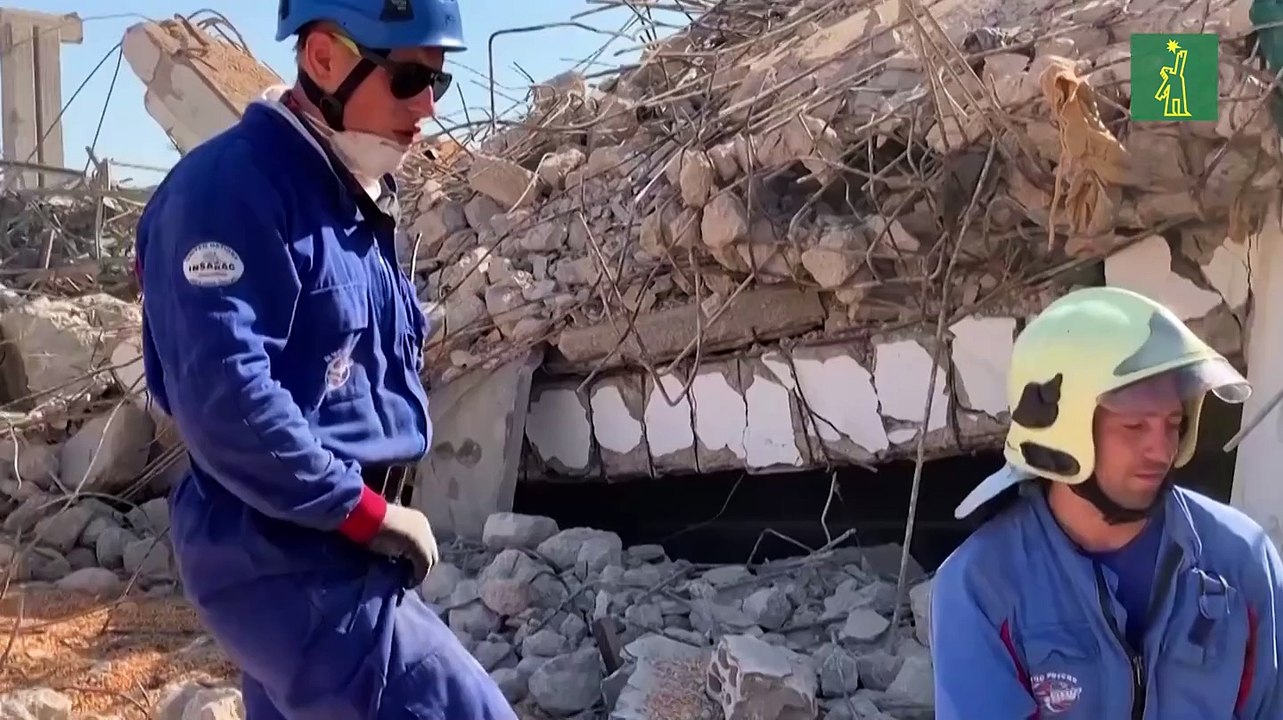 Socorristas buscan supervivientes entre los escombros del puerto de Beirut
