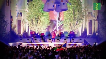 Katy Perry viste de sonrisa el Tomorrowland digital antes de dar a luz