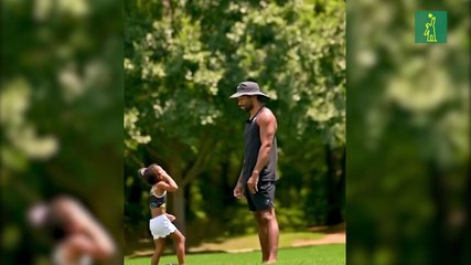 Niña cheerleader de 4 años aprende con su padre a no caerse