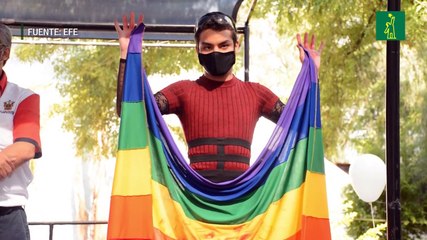 Con globos blancos y pancartas estudiantes en México protestan por la muerte de activista LGBT