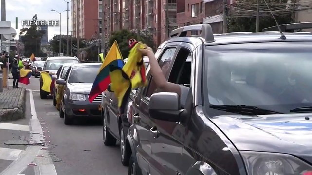 Seguidores de Uribe salen en caravanas a las calles de Colombia para apoyarlo