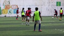 El futbolín inspira el fútbol con distanciamiento social en Camboya