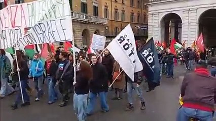 Il corteo degli studenti a Pisa: «Noi un anno fa pestati per motivi politici»