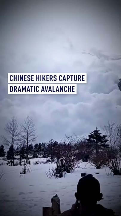 Chinese hikers capture dramatic snow avalanche