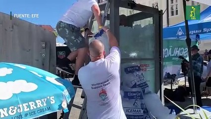 Un austríaco permanece 2,5 horas sumergido en hielo para concienciar sobre crisis climática