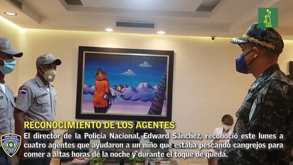 Director de la Policía reconoce a agentes ayudaron niño que pescaba cangrejos para cenar