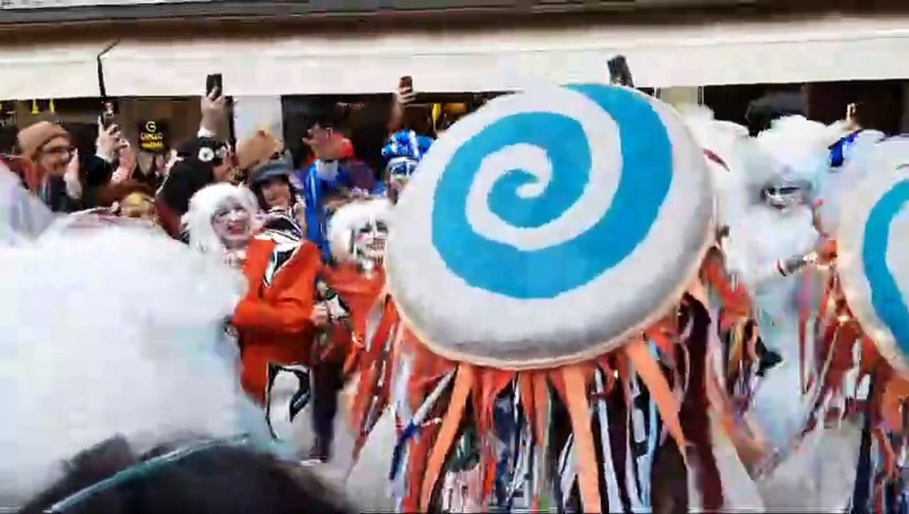 Al Carnevale di Viareggio gli chiede di sposarlo: tre anni fa si erano conosciuti proprio qui