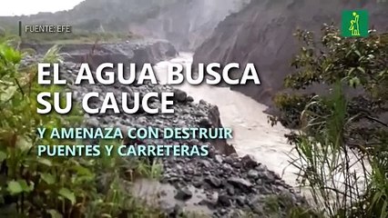 El agua busca su cauce y amenaza con destruir puentes y carreteras en Ecuador
