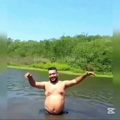 Video: Pescador que se refrescaba en un río se lleva un susto tras encontrar un lagarto