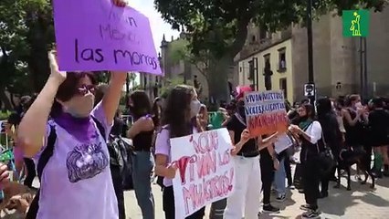 Mujeres protestan contra violencia machista en aniversario de independencia en México