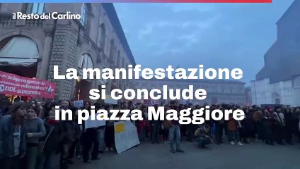 La manifestazione si conclude in piazza Maggiore: il video