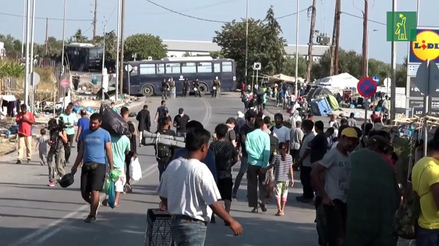 La policía traslada a los migrantes al nuevo campamento de Lesbos