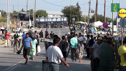 La policía traslada a los migrantes al nuevo campamento de Lesbos