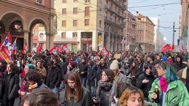 Bologna, il video del corteo contro il Ddl Sicurezza: «Cinquemila in piazza, deve essere bloccato»