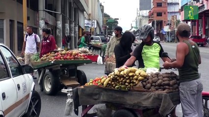 Venezolanos emigran a pie atraídos por una Colombia reactivada pese al covid-19