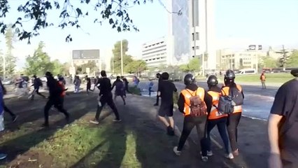 Joven cae de un puente en protestas en Santiago a casi un año de revuelta social en Chile