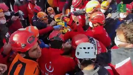 Rescatan de los escombros a una niña tras 4 días en el terremoto en Turquía