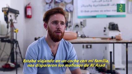 Un hombre al que la guerra le robó una pierna ayuda a otros a caminar