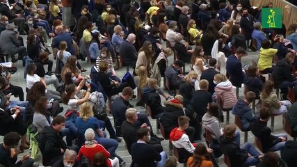 El papa no saluda a los fieles para evitar contagios y les pide disculpas