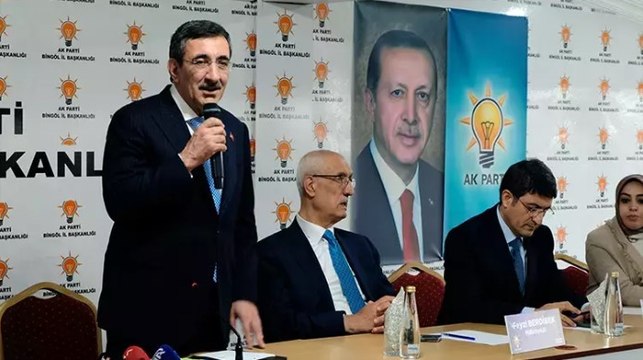 Cumhurbaşkanı Yardımcısı Yılmaz, AK Parti Bingöl İl Başkanlığı’nda partililerle bir araya geldi