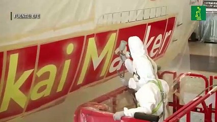 Una aerolínea indonesia le coloca una mascarilla a un avión
