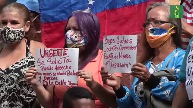 Maestros venezolanos protestan en Venezuela contra el reinicio de clases sin condiciones