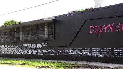 Paredes de Miami “dicen” nombres de víctimas de violencia con armas en EE.UU.
