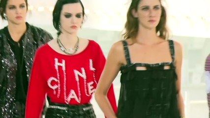 Luces, cámara, acción: Chanel vuelve a los desfiles con mayúsculas