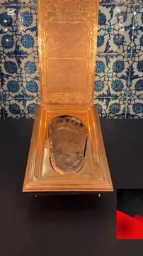 Topkapi Palace M... . Istanbul استنبول کے توپ کا پیلس میں آج بھی وہ پتھر اپنی اصلی حالت میں موجود ہے جس پتھر کے اوپر حضور پاک کی ذات مقدس صلی اللہ علیہ وسلم کے قدم مبارک لگے ہوئے ہیں