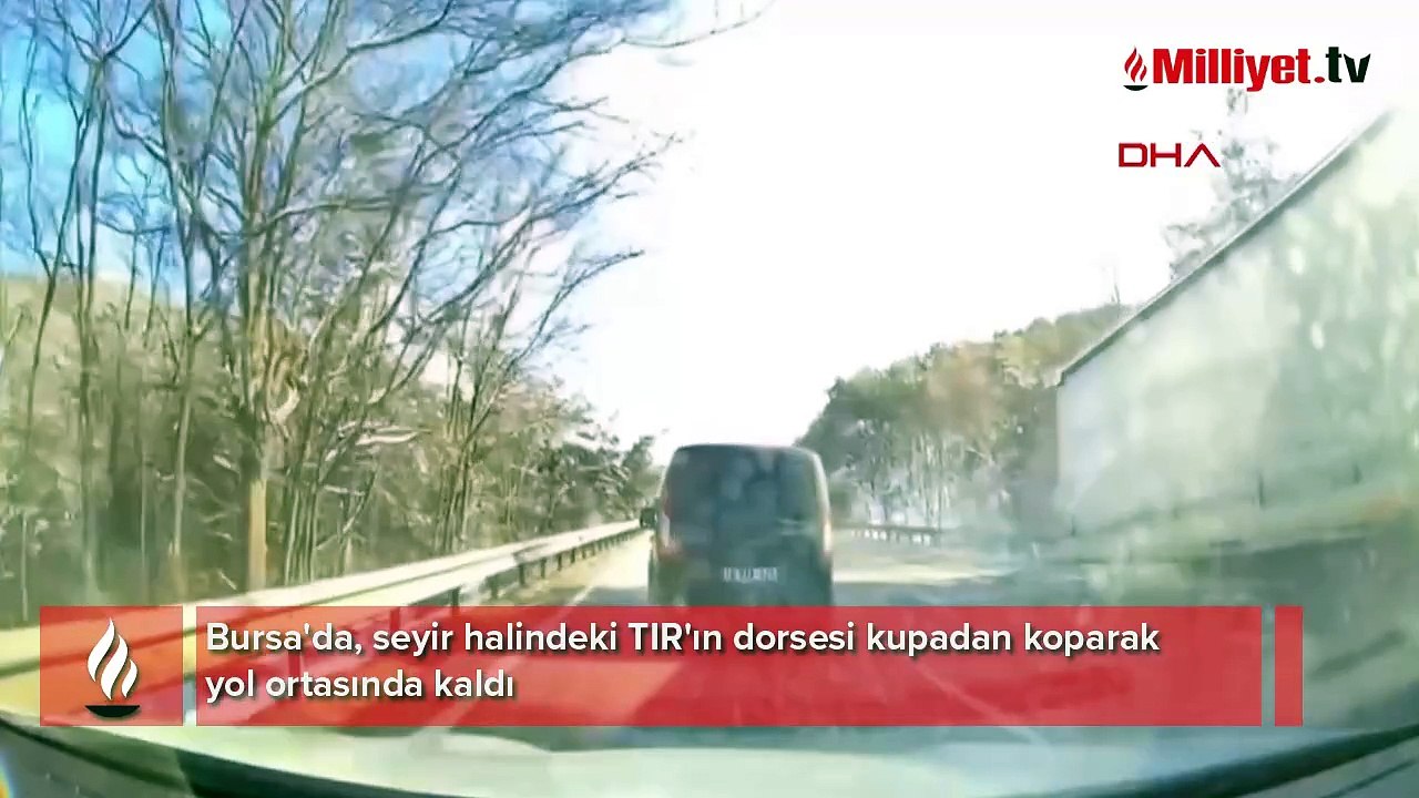Seyir halindeki TIR'ın dorsesi koptu; o anlar kamerada